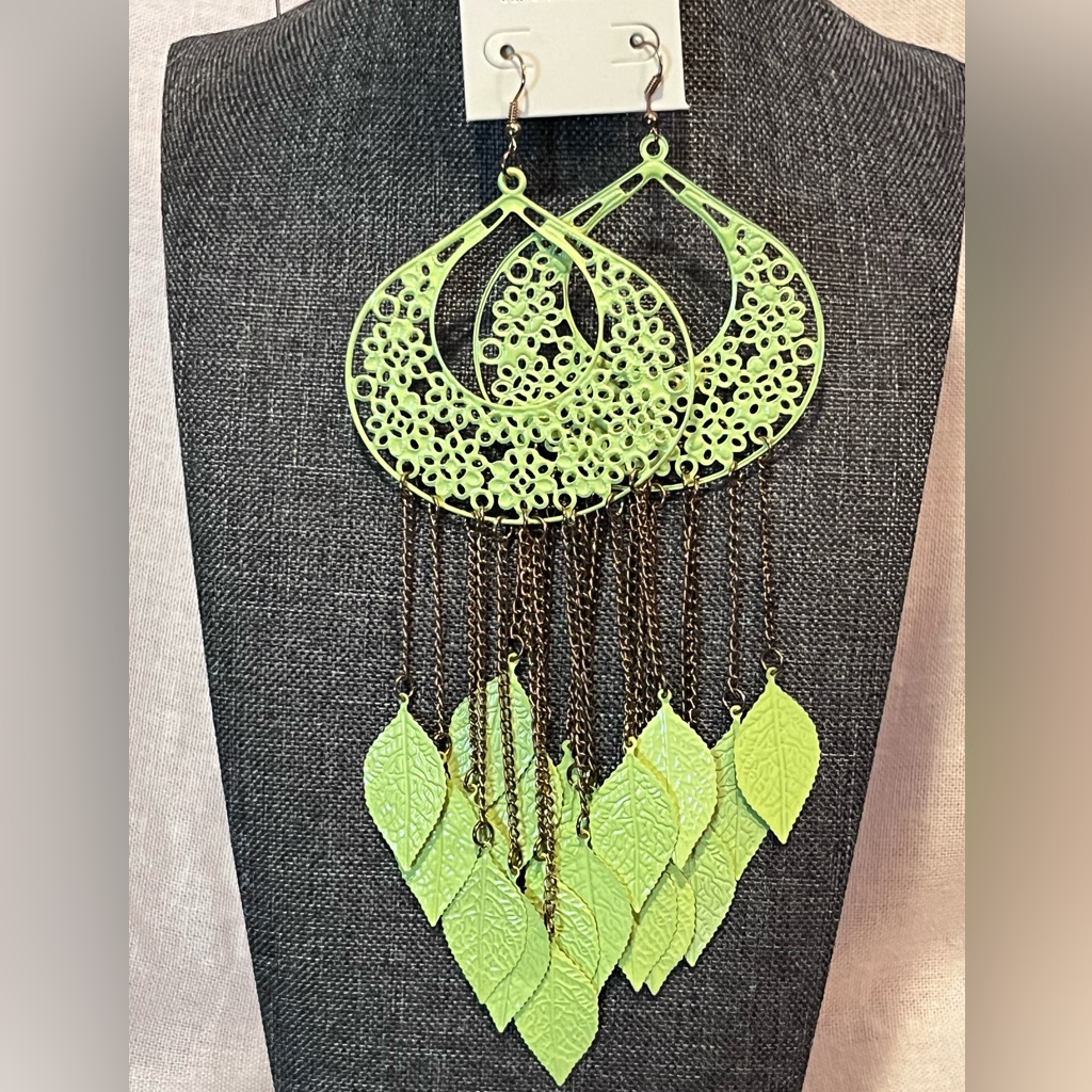 Davinci Cute Dangling Leaf Earrings 10$